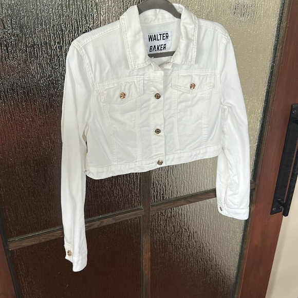 Walter Baker
Tressa Crop Denim Jacket size large - Picture 6 of 10